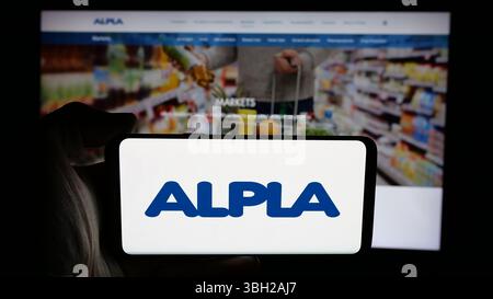 Deutschland. Mai 2025. In dieser Fotoabbildung hält eine Person ein Handy mit dem Logo des österreichischen Kunststoffunternehmens ALPLA Group auf dem Bildschirm vor der Webseite. (Credit Image: © Timon Schneider/SOPA Images via ZUMA Press Wire) NUR REDAKTIONELLE VERWENDUNG! Nicht für kommerzielle ZWECKE! Stockfoto