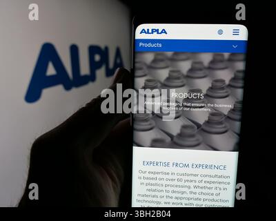Deutschland. Mai 2025. In dieser Fotoabbildung hält eine Person ein Smartphone mit der Webseite des österreichischen Kunststoffunternehmens ALPLA Group auf dem Bildschirm vor dem Logo. (Credit Image: © Timon Schneider/SOPA Images via ZUMA Press Wire) NUR REDAKTIONELLE VERWENDUNG! Nicht für kommerzielle ZWECKE! Stockfoto