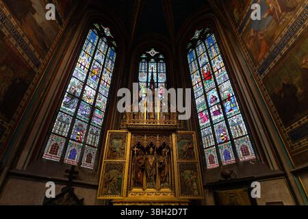 Das Innere des gotischen Veitsdoms aus dem Jahr 1344 in Prag in der Tschechischen republik in Mitteleuropa Stockfoto