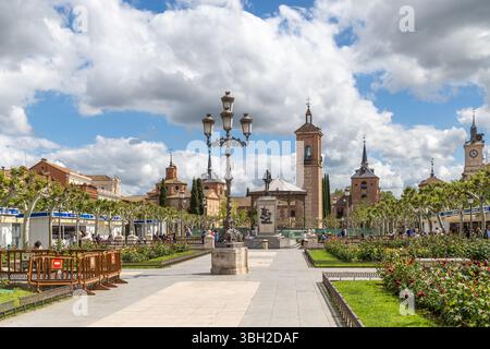 Alcala de Henares - 5. Mai 2025: Hauptplatz, genannt Plaza de Cervantes, im historischen Zentrum der Stadt Alcala de Henares, Spanien Stockfoto