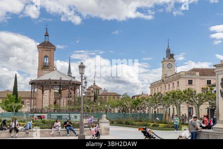 Alcala de Henares - 5. Mai 2025: Klassische Gebäude im historischen Zentrum von Madrid, genannt Alcala de Henares, Spanien Stockfoto