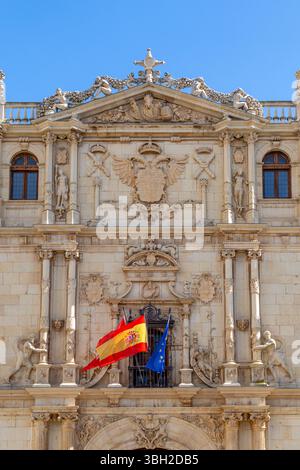 Alcala de Henares - 5. Mai 2025: Hauptfassade der Universität mit Besuchern, die auf den Eintritt warten, im historischen Zentrum der Stadt Alcala de Henare Stockfoto