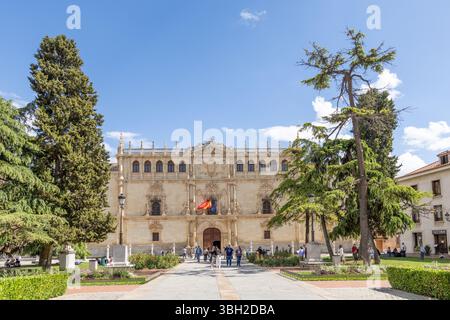 Alcala de Henares - 5. Mai 2025: Hauptfassade der Universität mit Besuchern, die auf den Eintritt warten, im historischen Zentrum der Stadt Alcala de Henare Stockfoto