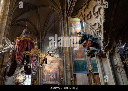 Das Innere des gotischen Veitsdoms aus dem Jahr 1344 in Prag in der Tschechischen republik in Mitteleuropa Stockfoto