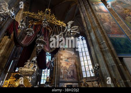 Das Innere des gotischen Veitsdoms aus dem Jahr 1344 in Prag in der Tschechischen republik in Mitteleuropa Stockfoto