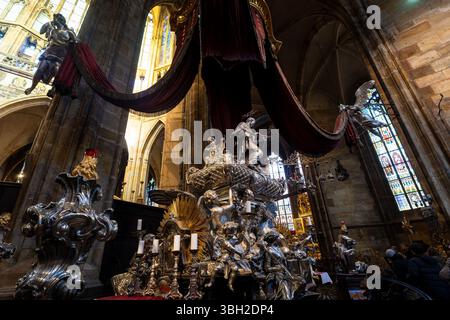 Das Innere des gotischen Veitsdoms aus dem Jahr 1344 in Prag in der Tschechischen republik in Mitteleuropa Stockfoto