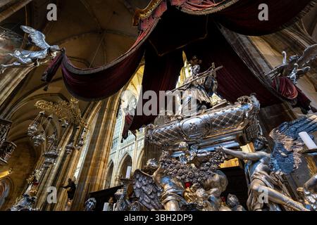 Das Innere des gotischen Veitsdoms aus dem Jahr 1344 in Prag in der Tschechischen republik in Mitteleuropa Stockfoto