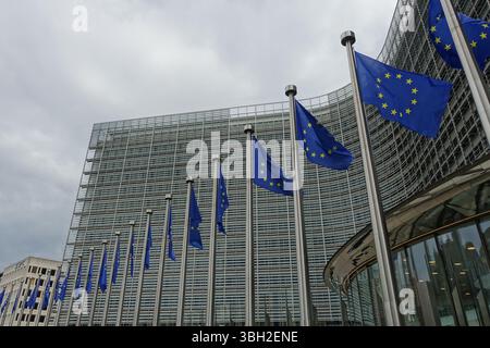 Europäische Fahnen vor dem Gebäude der Europäischen Kommission in Brüssel Stockfoto