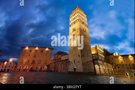 Pistoia - Kathedrale San Zeno und Piazza del Duomo in der Abenddämmerung. Stockfoto