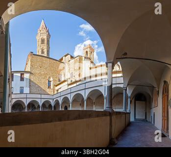 FLORENZ, ITALIEN - 17. MÄRZ 2025: Das Atrium des Badia Fiorentina-Gebäudes. Stockfoto