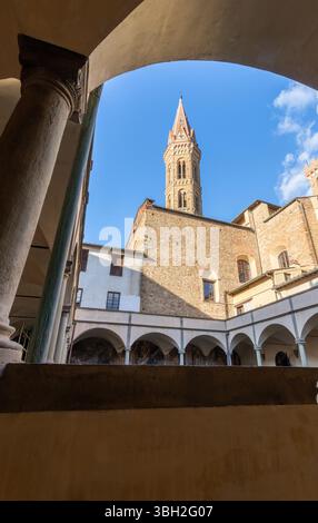 FLORENZ, ITALIEN - 17. MÄRZ 2025: Das Atrium des Badia Fiorentina-Gebäudes. Stockfoto