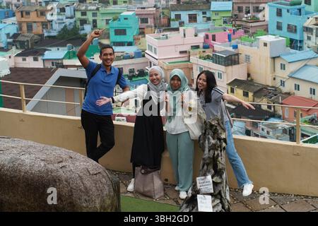 Gamcheon, 11. April 2019: Eine glückliche Gruppe junger Freunde genießt während eines Tagesausflugs den pulsierenden Blick auf das Gamcheon Culture Village in Busan, Südkorea Stockfoto