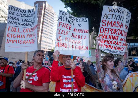 Los Angeles, Usa. Juni 2025. Gemeindeorganisatoren protestieren mit Plakaten außerhalb des Bundesgebäudes nach einer Einwanderungsmaßnahme der Bundesbehörden. (Foto: Ringo Chiu/SOPA Images/SIPA USA) Credit: SIPA USA/Alamy Live News Stockfoto