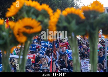 Los Angeles, Usa. Juni 2025. Gemeindeorganisatoren protestieren außerhalb des Bundesgebäudes nach einer Einwanderungsmaßnahme der Bundesbehörden. (Foto: Ringo Chiu/SOPA Images/SIPA USA) Credit: SIPA USA/Alamy Live News Stockfoto