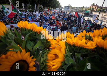 Los Angeles, Usa. Juni 2025. Gemeindeorganisatoren protestieren außerhalb des Bundesgebäudes nach einer Einwanderungsmaßnahme der Bundesbehörden. (Foto: Ringo Chiu/SOPA Images/SIPA USA) Credit: SIPA USA/Alamy Live News Stockfoto