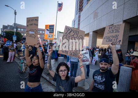 Los Angeles, Usa. Juni 2025. Gemeindeorganisatoren protestieren mit Plakaten außerhalb des Bundesgebäudes nach einer Einwanderungsmaßnahme der Bundesbehörden. (Foto: Ringo Chiu/SOPA Images/SIPA USA) Credit: SIPA USA/Alamy Live News Stockfoto