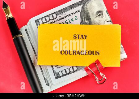 Motivationszitate BLEIBEN MUTIG. Stockfoto