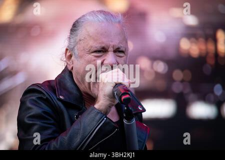 Trondheim, Norwegen. Juni 2025. Die englische Heavy-Metal-Band Iron Maiden tritt während des norwegischen Musikfestivals Trondheim Rocks 2025 in Trondheim auf. Hier ist Sänger Bruce Dickinson live auf der Bühne zu sehen. Stockfoto