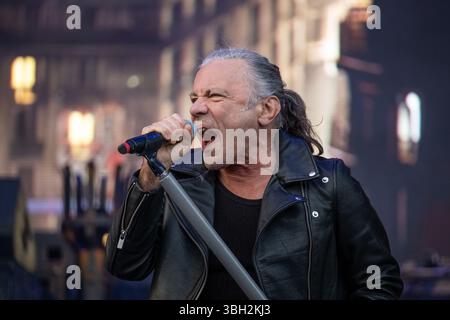Trondheim, Norwegen. Juni 2025. Die englische Heavy-Metal-Band Iron Maiden tritt während des norwegischen Musikfestivals Trondheim Rocks 2025 in Trondheim auf. Hier ist Sänger Bruce Dickinson live auf der Bühne zu sehen. Stockfoto