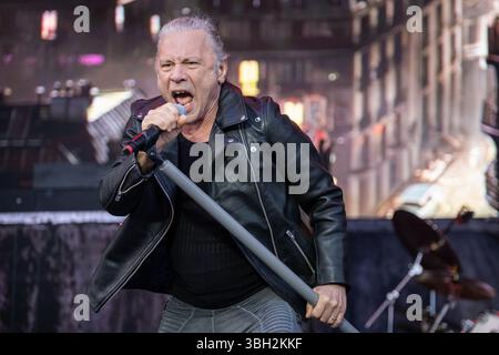 Trondheim, Norwegen. Juni 2025. Die englische Heavy-Metal-Band Iron Maiden tritt während des norwegischen Musikfestivals Trondheim Rocks 2025 in Trondheim auf. Hier ist Sänger Bruce Dickinson live auf der Bühne zu sehen. Stockfoto
