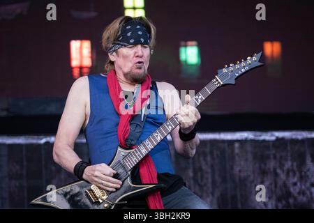 Trondheim, Norwegen. Juni 2025. Die englische Heavy-Metal-Band Iron Maiden tritt während des norwegischen Musikfestivals Trondheim Rocks 2025 in Trondheim auf. Hier ist Gitarrist Adrian Smith live auf der Bühne zu sehen. Stockfoto