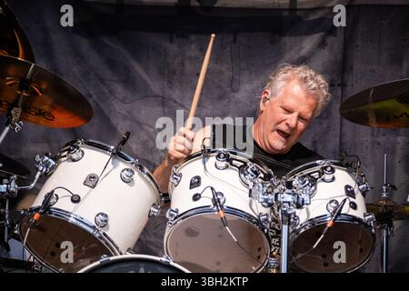 Trondheim, Norwegen. Juni 2025. Die englische Heavy-Metal-Band Iron Maiden tritt während des norwegischen Musikfestivals Trondheim Rocks 2025 in Trondheim auf. Hier ist der Schlagzeuger Simon Dawson live auf der Bühne zu sehen. Stockfoto