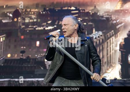 Trondheim, Norwegen. Juni 2025. Die englische Heavy-Metal-Band Iron Maiden tritt während des norwegischen Musikfestivals Trondheim Rocks 2025 in Trondheim auf. Hier ist Sänger Bruce Dickinson live auf der Bühne zu sehen. Stockfoto