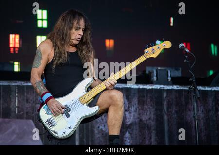 Trondheim, Norwegen. Juni 2025. Die englische Heavy-Metal-Band Iron Maiden tritt während des norwegischen Musikfestivals Trondheim Rocks 2025 in Trondheim auf. Hier ist Bassist Steve Harris live auf der Bühne zu sehen. Stockfoto
