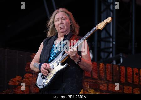 Trondheim, Norwegen. Juni 2025. Die englische Heavy-Metal-Band Iron Maiden tritt während des norwegischen Musikfestivals Trondheim Rocks 2025 in Trondheim auf. Hier ist Gitarrist Dave Murray live auf der Bühne zu sehen. Stockfoto