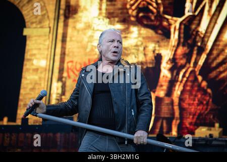 Trondheim, Norwegen. Juni 2025. Die englische Heavy-Metal-Band Iron Maiden tritt während des norwegischen Musikfestivals Trondheim Rocks 2025 in Trondheim auf. Hier ist Sänger Bruce Dickinson live auf der Bühne zu sehen. Stockfoto