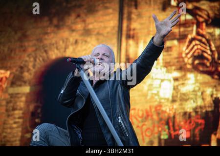 Trondheim, Norwegen. Juni 2025. Die englische Heavy-Metal-Band Iron Maiden tritt während des norwegischen Musikfestivals Trondheim Rocks 2025 in Trondheim auf. Hier ist Sänger Bruce Dickinson live auf der Bühne zu sehen. Stockfoto