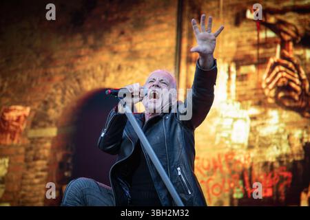 Trondheim, Norwegen. Juni 2025. Die englische Heavy-Metal-Band Iron Maiden tritt während des norwegischen Musikfestivals Trondheim Rocks 2025 in Trondheim auf. Hier ist Sänger Bruce Dickinson live auf der Bühne zu sehen. Stockfoto