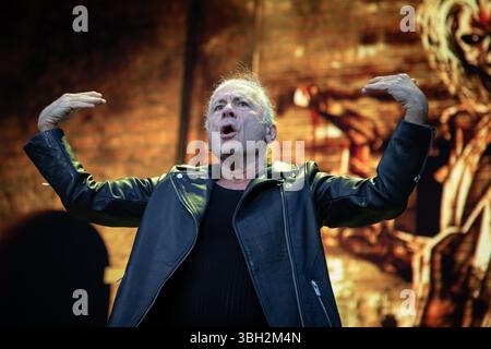 Trondheim, Norwegen. Juni 2025. Die englische Heavy-Metal-Band Iron Maiden tritt während des norwegischen Musikfestivals Trondheim Rocks 2025 in Trondheim auf. Hier ist Sänger Bruce Dickinson live auf der Bühne zu sehen. Stockfoto