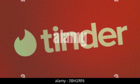 Die Applikation App der Datingplattform Tinder ist auf dem Display eines Smartphones zu sehen. Rottweil Baden-Württemberg Deutschland *** die App der Dating-Plattform Tinder ist auf dem Display eines Smartphones zu sehen Rottweil Baden-Württemberg Deutschland Stockfoto