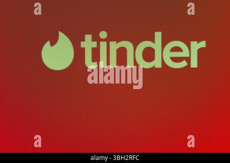 Die Applikation App der Datingplattform Tinder ist auf dem Display eines Smartphones zu sehen. Rottweil Baden-Württemberg Deutschland *** die App der Dating-Plattform Tinder ist auf dem Display eines Smartphones zu sehen Rottweil Baden-Württemberg Deutschland Stockfoto