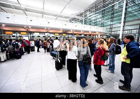 München, Deutschland. Juni 2025. Passagiere stehen an der Gepäckabfertigung im Terminal an. Der Flughafen München erwartet zu Beginn der Pfingstferien hunderttausende Passagiere. Quelle: Felix Hörhager/dpa/Alamy Live News Stockfoto