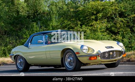Milton Keynes, Bucks, Großbritannien - 1. Juni 2025: 1972 gelber Jaguar E-Type Oldtimer auf einer britischen Straße Stockfoto
