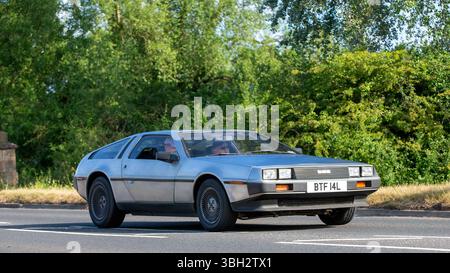 Milton Keynes, Bucks, UK - 1. Juni 2025: 1981 DMC DeLorean Oldtimer auf einer britischen Straße Stockfoto