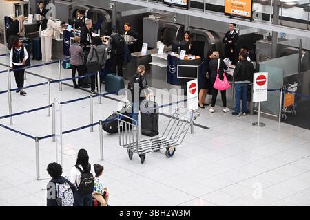 München, Deutschland. Juni 2025. Passagiere stehen in der Warteschlange für den Check-in in Terminal 2. Der Flughafen München erwartet zu Beginn der Pfingstferien hunderttausende Passagiere. Quelle: Felix Hörhager/dpa/Alamy Live News Stockfoto