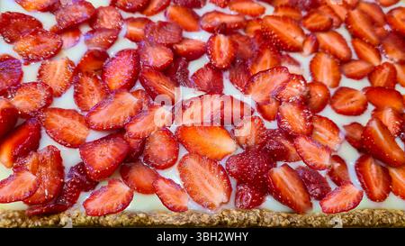 Erdbeer-Shortcake mit Vanillezucker. Tarte mit geschnittenen Früchten. Festliches Dessert. Helle Beeren Stockfoto