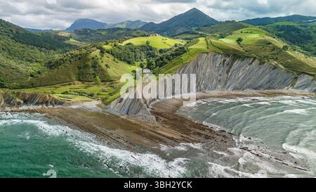 Blick aus der Vogelperspektive auf den wunderschönen Strand Playa de Sakoneta, Baskenland, Spanien Stockfoto