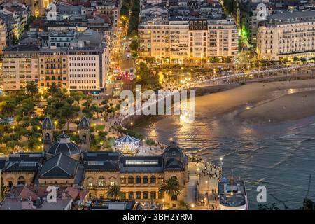 Luftaufnahme der Stadt San Sebastian in der Dämmerung im Baskenland, Nordspanien. Stockfoto