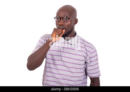 Junger überraschter Geschäftsmann, der Hand über Mund hält. Stockfoto
