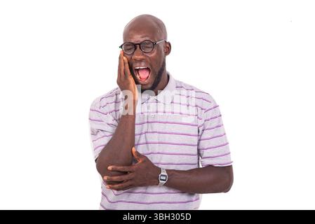 Junger, kranker Geschäftsmann mit Brille, Hand an Wange, der an Zahnschmerzen leidet. Stockfoto