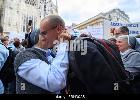 Mailand, Italien. Juni 2025. Festeggiamenti dopo la funzione in Duomo per l'ordinazione di 11 nuovi sacerdoti della Chiesa ambrosiana - Mailand, 7 Giugno 2025 (Foto Claudio Furlan/Lapresse) Feierlichkeiten nach dem Gottesdienst in der Kathedrale zur Weihe von 11 neuen Priestern der Ambrosianischen Kirche - Mailand, 7. Juni 2025 (Foto Claudio Furlan/Lapresse) Credit: LaPresse/Alamy Live News Stockfoto