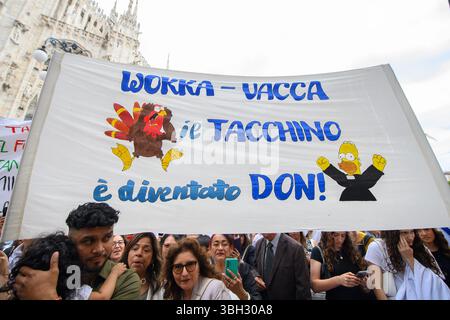 Mailand, Italien. Juni 2025. Festeggiamenti dopo la funzione in Duomo per l'ordinazione di 11 nuovi sacerdoti della Chiesa ambrosiana - Mailand, 7 Giugno 2025 (Foto Claudio Furlan/Lapresse) Feierlichkeiten nach dem Gottesdienst in der Kathedrale zur Weihe von 11 neuen Priestern der Ambrosianischen Kirche - Mailand, 7. Juni 2025 (Foto Claudio Furlan/Lapresse) Credit: LaPresse/Alamy Live News Stockfoto