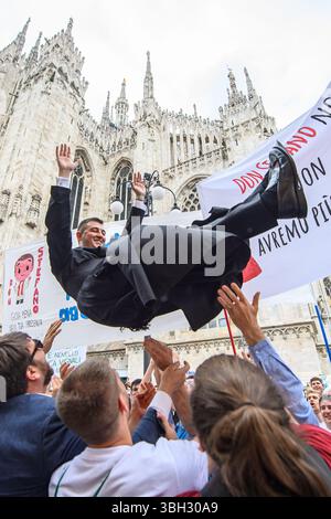 Mailand, Italien. Juni 2025. Festeggiamenti dopo la funzione in Duomo per l'ordinazione di 11 nuovi sacerdoti della Chiesa ambrosiana - Mailand, 7 Giugno 2025 (Foto Claudio Furlan/Lapresse) Feierlichkeiten nach dem Gottesdienst in der Kathedrale zur Weihe von 11 neuen Priestern der Ambrosianischen Kirche - Mailand, 7. Juni 2025 (Foto Claudio Furlan/Lapresse) Credit: LaPresse/Alamy Live News Stockfoto