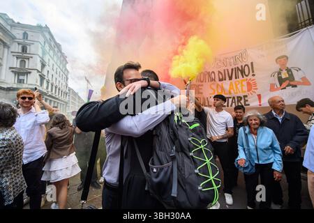 Mailand, Italien. Juni 2025. Festeggiamenti dopo la funzione in Duomo per l'ordinazione di 11 nuovi sacerdoti della Chiesa ambrosiana - Mailand, 7 Giugno 2025 (Foto Claudio Furlan/Lapresse) Feierlichkeiten nach dem Gottesdienst in der Kathedrale zur Weihe von 11 neuen Priestern der Ambrosianischen Kirche - Mailand, 7. Juni 2025 (Foto Claudio Furlan/Lapresse) Credit: LaPresse/Alamy Live News Stockfoto