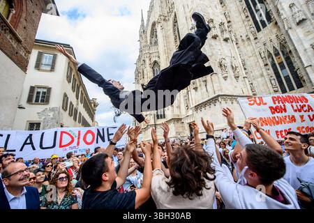 Mailand, Italien. Juni 2025. Festeggiamenti dopo la funzione in Duomo per l'ordinazione di 11 nuovi sacerdoti della Chiesa ambrosiana - Mailand, 7 Giugno 2025 (Foto Claudio Furlan/Lapresse) Feierlichkeiten nach dem Gottesdienst in der Kathedrale zur Weihe von 11 neuen Priestern der Ambrosianischen Kirche - Mailand, 7. Juni 2025 (Foto Claudio Furlan/Lapresse) Credit: LaPresse/Alamy Live News Stockfoto
