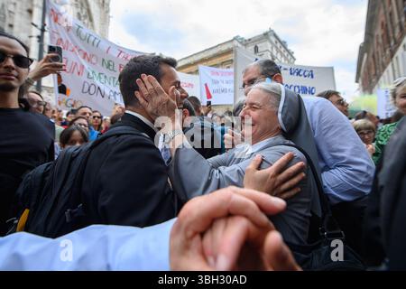 Mailand, Italien. Juni 2025. Festeggiamenti dopo la funzione in Duomo per l'ordinazione di 11 nuovi sacerdoti della Chiesa ambrosiana - Mailand, 7 Giugno 2025 (Foto Claudio Furlan/Lapresse) Feierlichkeiten nach dem Gottesdienst in der Kathedrale zur Weihe von 11 neuen Priestern der Ambrosianischen Kirche - Mailand, 7. Juni 2025 (Foto Claudio Furlan/Lapresse) Credit: LaPresse/Alamy Live News Stockfoto